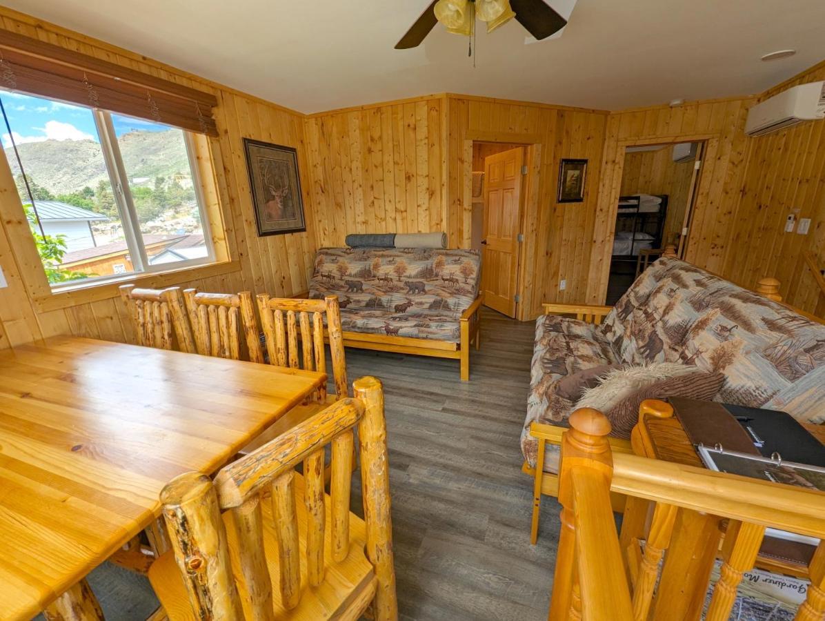 Yellowstone'S Treasure Cabins Gardiner Bagian luar foto