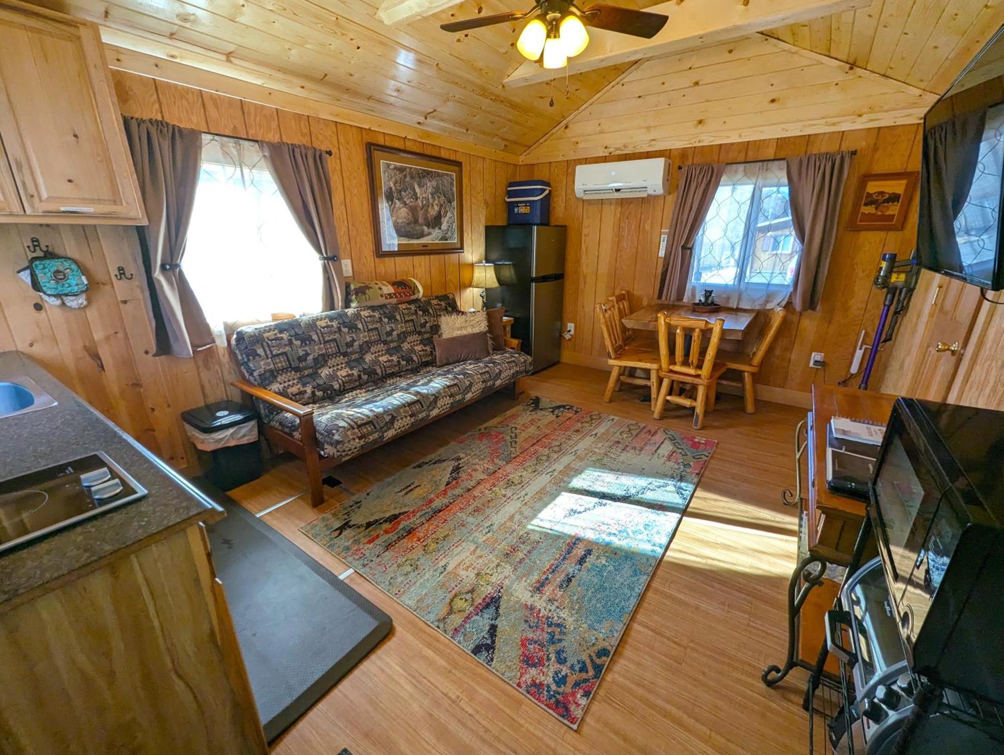 Yellowstone'S Treasure Cabins Gardiner Bagian luar foto