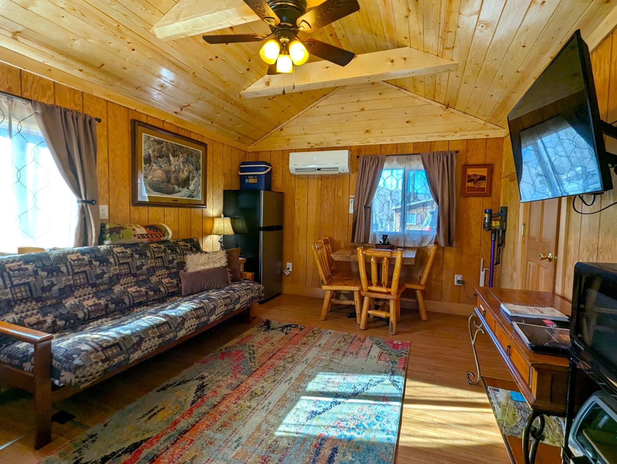 Yellowstone'S Treasure Cabins Gardiner Bagian luar foto