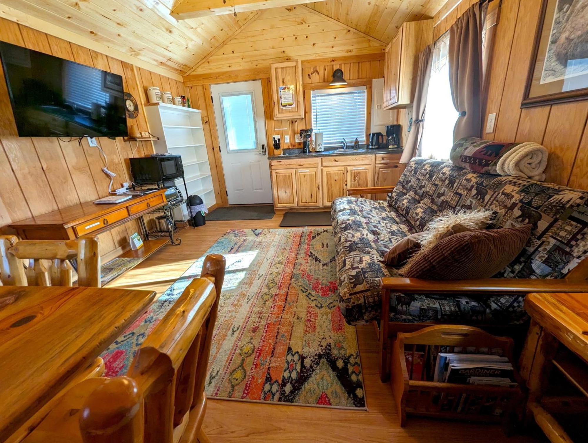 Yellowstone'S Treasure Cabins Gardiner Bagian luar foto