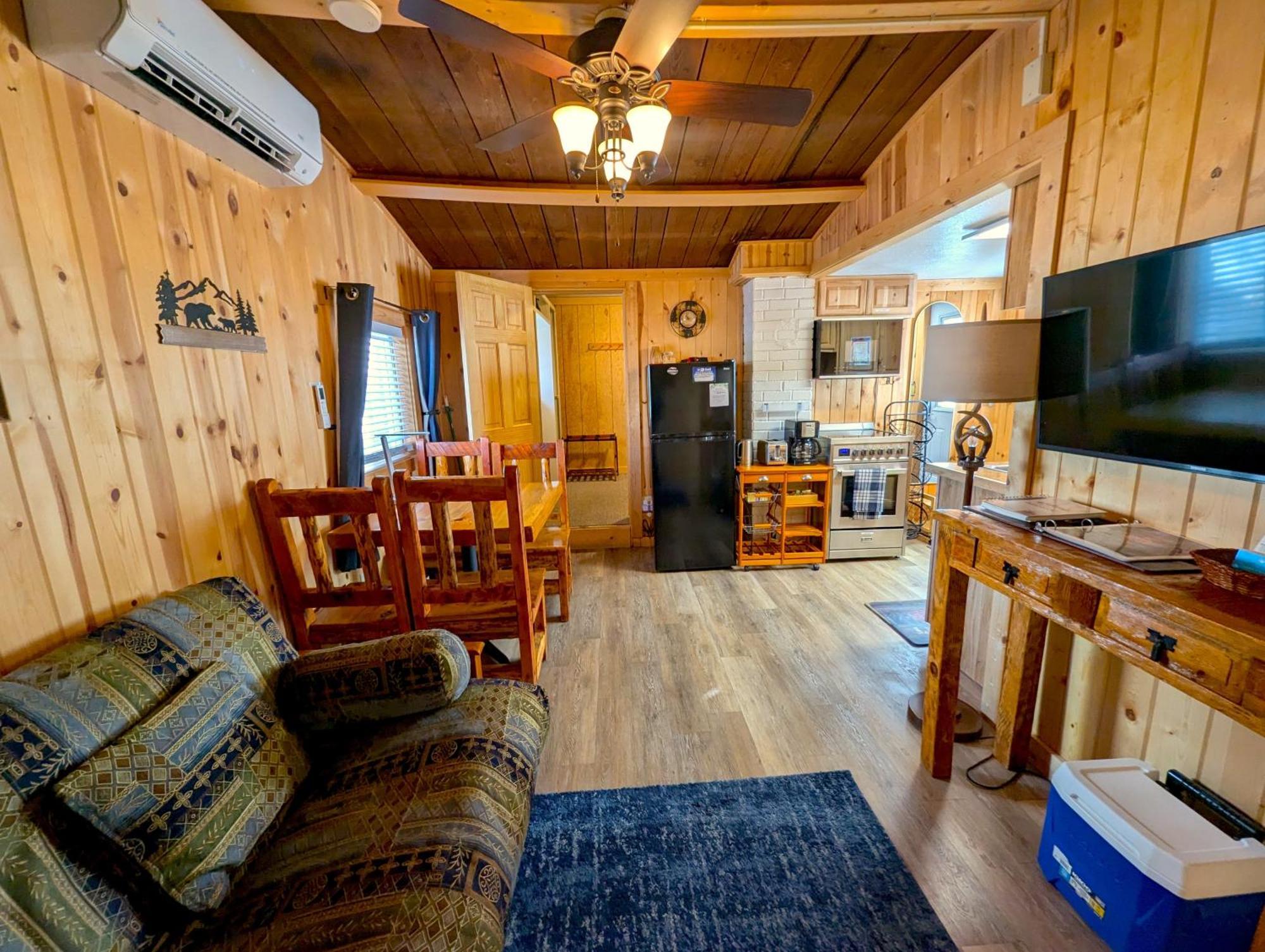 Yellowstone'S Treasure Cabins Gardiner Bagian luar foto