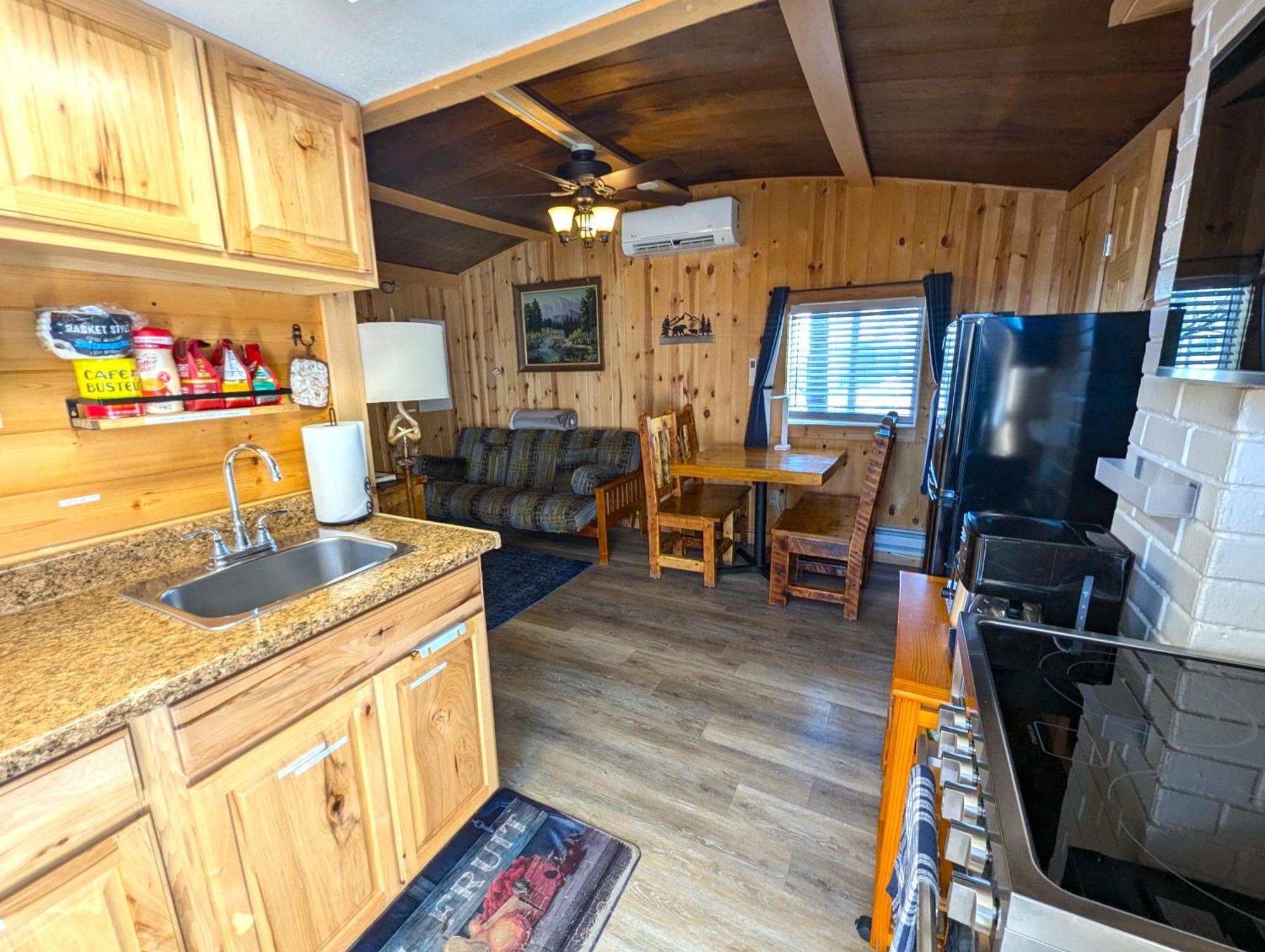 Yellowstone'S Treasure Cabins Gardiner Bagian luar foto